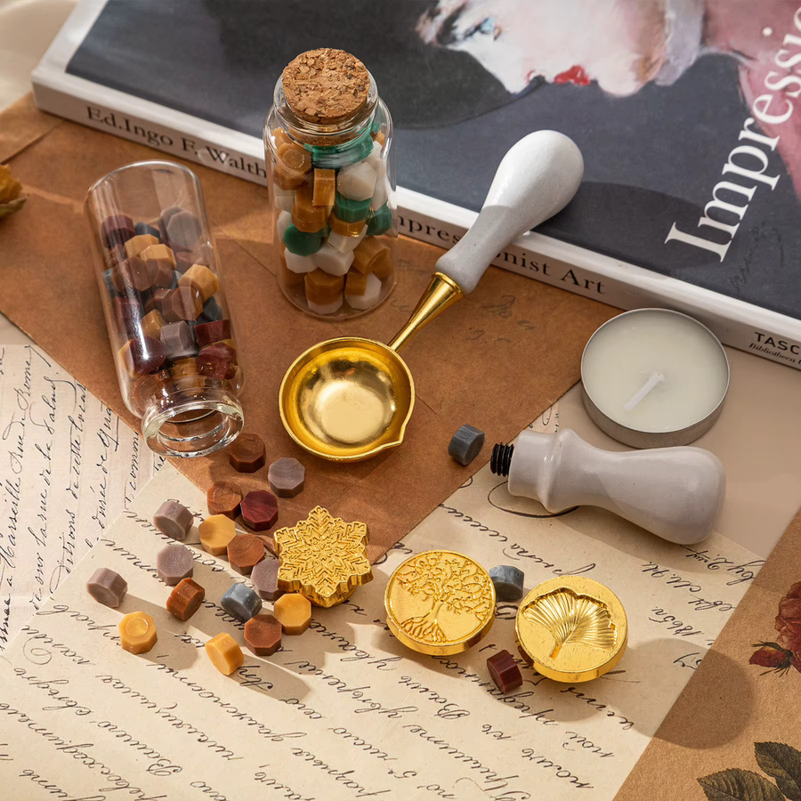 Wachssiegel-Stempel-Set mit 3 Siegelstempeln und 2 Flaschen Wachsperlen inklusive Löffel und Kerze im Vintage-Design für Briefe und Umschläge - Bild 4