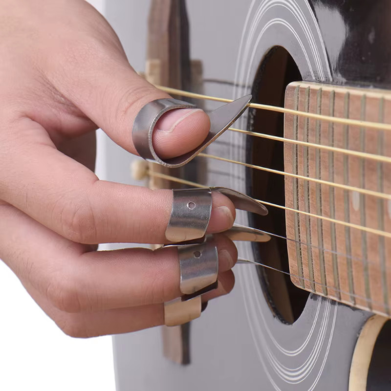 Marbit Gitarrenzubehör Set mit 4 Stück Metallschiebern und Fingerplektren in Silber - Bild 2