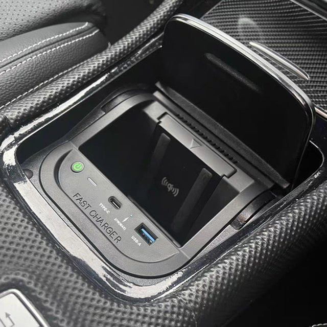 Carinway Kabelloses 15W Schnelllade-Auto-Ladegerät in Schwarz für Mercedes Benz A-Klasse W176, GLC X156 und CLA C177 (2014-2018) - Bild 1
