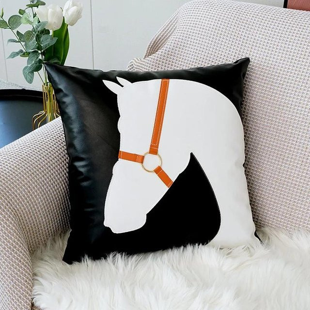 Nordischer Luxus Kissenbezug aus PU-Leder in Grau mit Pferdekopf-Design für Sofa und Auto - Bild 1