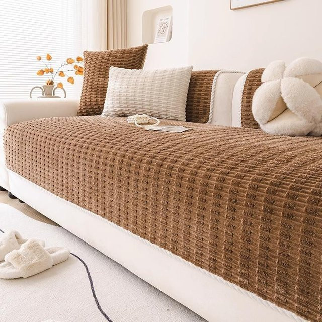 Anti-Rutsch Sofa-Abdeckung aus Plüsch in Braun mit geometrischem Design, B/B: 70 x 70 cm - Bild 1