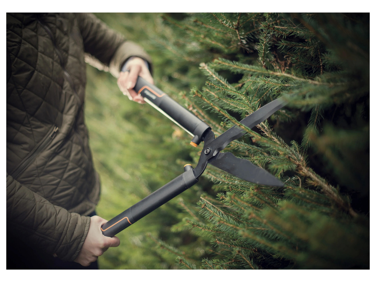 Fiskars Heckenschere mit Wellenschliff und teleskopierbarem Griff aus Stahl und Kunststoff - Bild 2