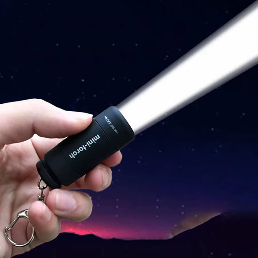 Heinast Mini LED Schlüsselanhänger Taschenlampe USB aufladbar in Schwarz mit Clip und COB-Licht für Outdoor und Camping - Bild 2