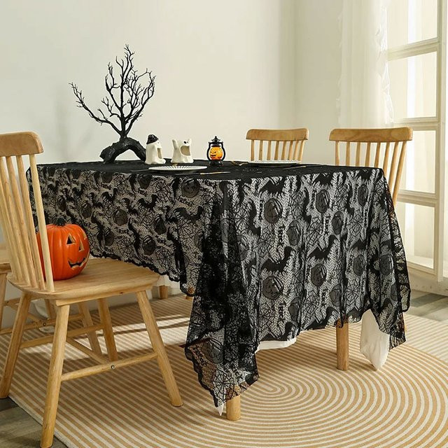 Schwarze Halloween-Spitzen-Tischdecke mit Fledermaus-Netz und Totenkopf-Muster für deine Party-Dekoration - Bild 1