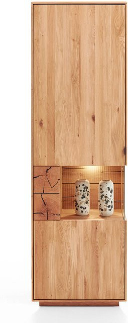 Vitrine aus massiver Wildeiche von Manufakt mit Glastüren, integrierter Beleuchtung und Soft-Close-Funktion in Braun - Bild 1
