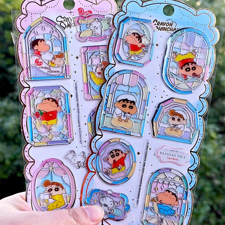 2 Stück Bandai Crayon Shin-Chan 3D Heißsilber-Fensteraufkleber in Silber und Multicolour für DIY Handy-Deko und Schreibwaren - Bild 2