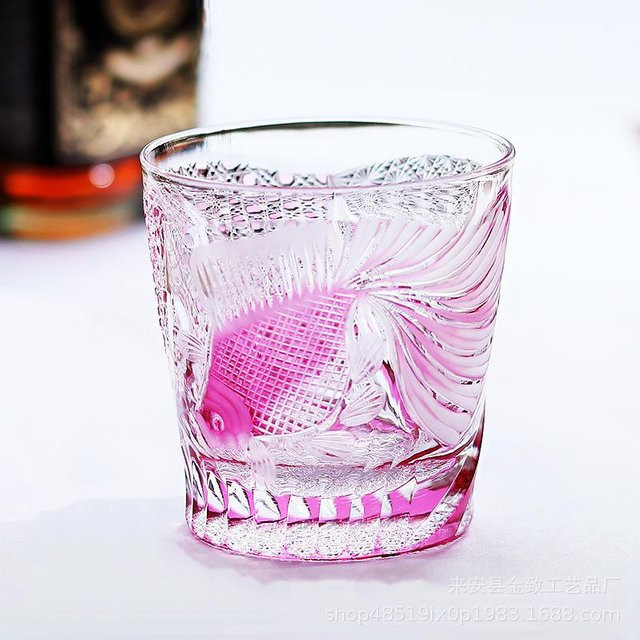 Yiran Furniture Edo Kiriko Weinglas mit Goldfisch-Motiv in Rosa und Transparent, Kristallglas für Wein, Whiskey oder Brandy, Volumen: 260-320 ml - Bild 1