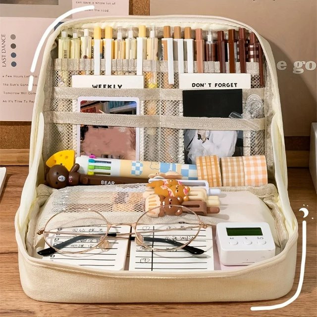Kawaii Feder Mäppchen in Beige als großes Kosmetik- und Stiftebeutel für Schule und Büro - Bild 1