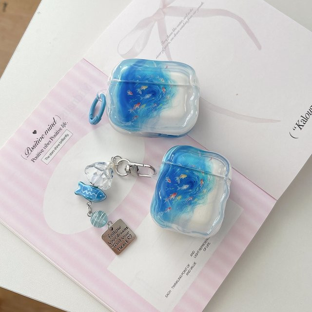 Schutzhülle für AirPods 2 3 4 Pro 2 Pro 3 mit Koi-Fische Design in Blau mit Anhänger - Bild 1