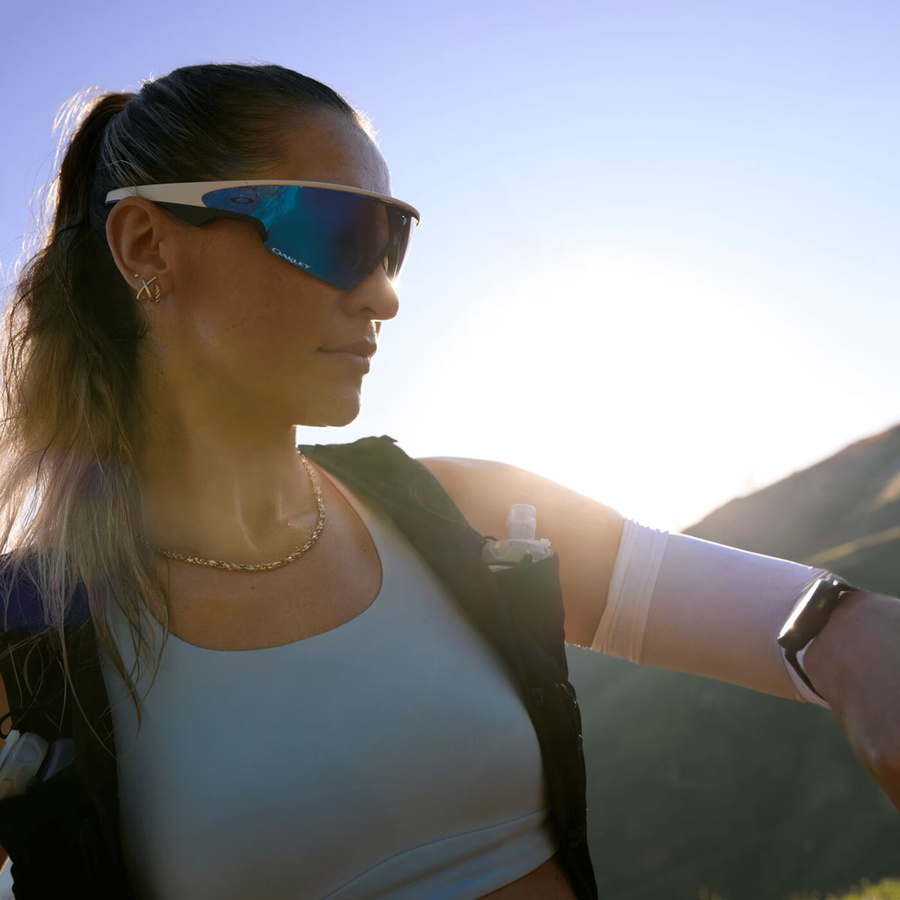 Oakley Meta OW8001 VANGUARD Smart Glasses in White und Multicolour mit Bluetooth und Wi-Fi sowie Wasserbeständigkeit - Bild 3