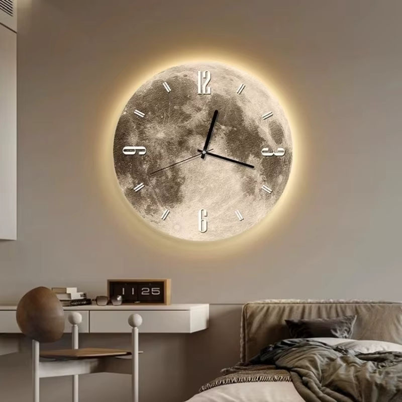 Moderne Wanduhr aus Porzellan in Beige mit LED-Beleuchtung und geräuschlosem Uhrwerk, Design Mond und Erde, Durchmesser: 50,8 cm - Bild 4