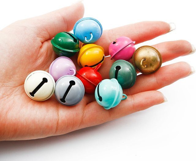 10 Stück Beadia Mini Jingle Bells aus Eisen in Bunt für Weihnachtsbaum Dekoration und DIY Bastelzubehör, Durchmesser: 2,2 cm, Höhe: 2,4 cm - Bild 1