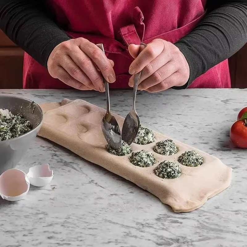 Multifunktionale runde Knödelform aus Kunststoff in Pink für Mousse und Gebäck - Bild 2