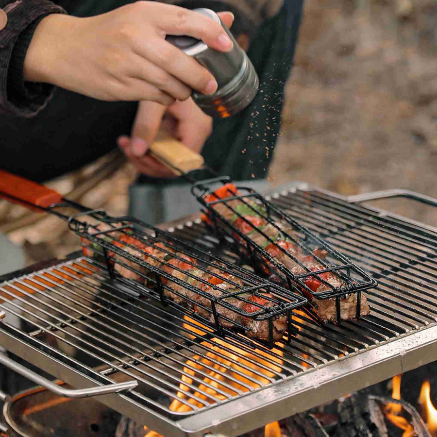 Tragbarer Camping BBQ Grillkorb für Holzkohlegrills mit Holzgriff in Schwarz - Bild 6