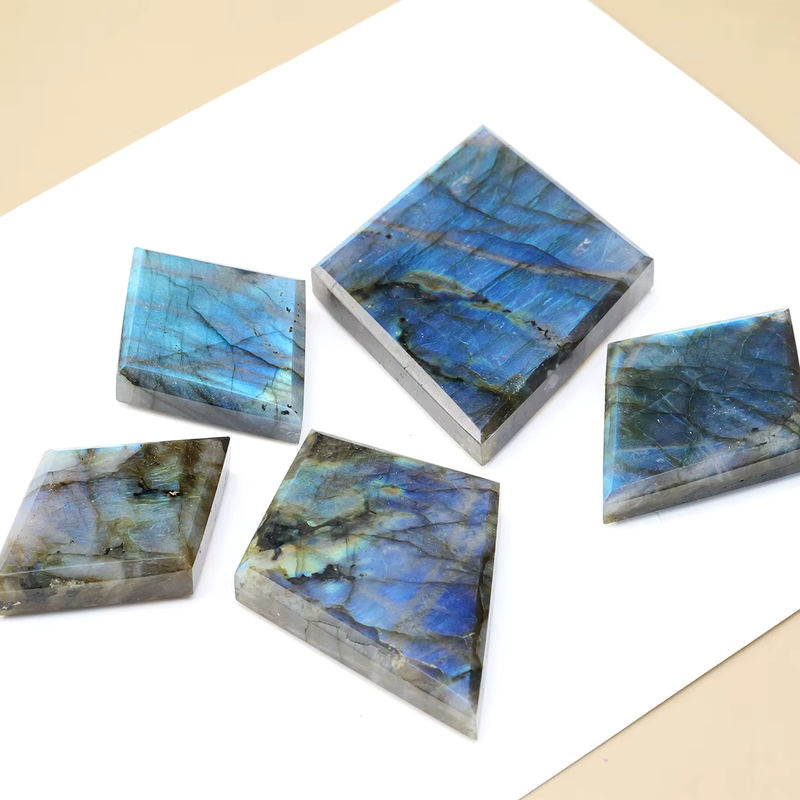 Natürlicher Labradorit Kristall in geometrischer Rautenform als blaues Mondstein Ornament zur Dekoration - Bild 7