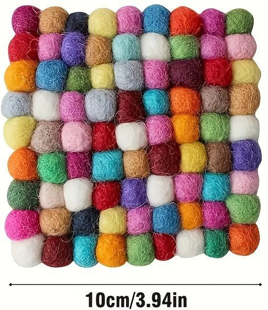 Handgefertigter bestickter Filzuntersetzer als wärmeisolierende Tischunterlage in Beige und Multicolour - Bild 1
