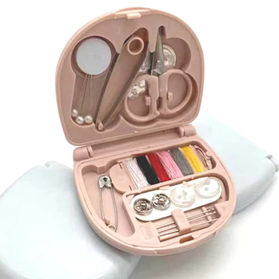 Tragbares Mini-Nähset mit Nadeln, Scheren und Knöpfen in Khaki und Multicolour - Bild 2