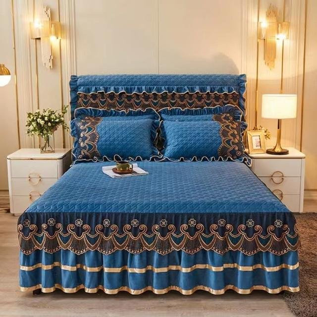 Luxuriöse Tagesdecke mit Spitzenstickerei aus Samt und Plüsch in Blau, B/T: 140 x 200 cm - Bild 1
