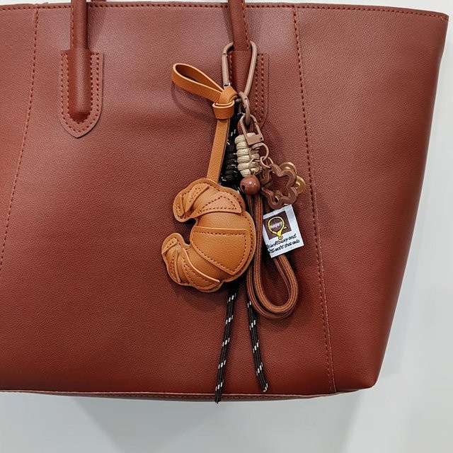 Taschenanhänger Croissant, geflochtenes Seil, PU-Leder, braun - Bild 1