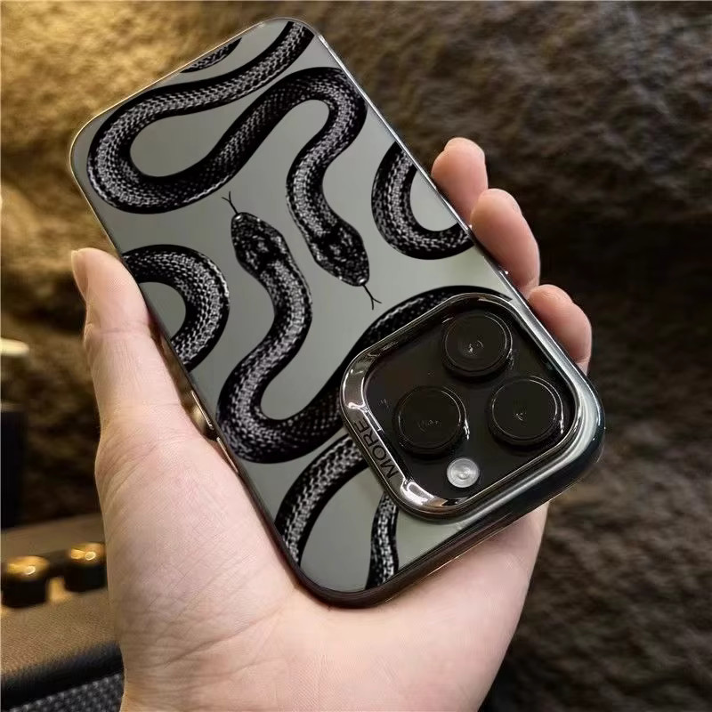 Schwarze Handyhülle mit Schlangenmuster und Objektivschutz für iPhone 11 bis iPhone 15 Pro Max - Bild 2