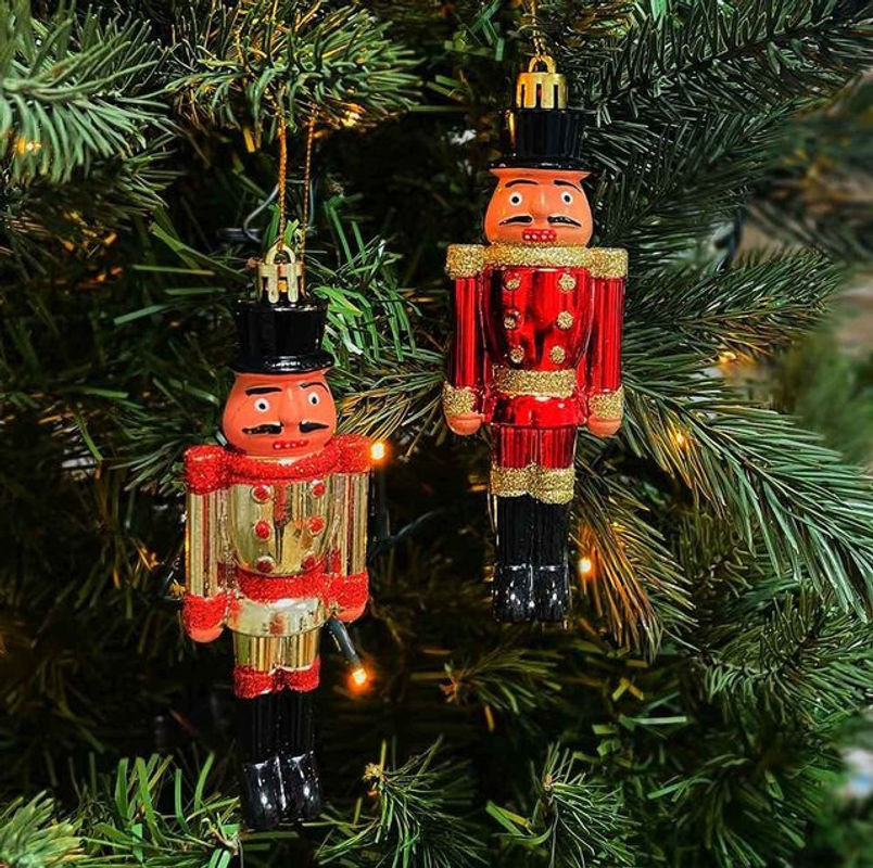 2er Set Nussknacker Husar Hängeornamente für Weihnachten in Rot und Gold aus Kunststoff - Bild 1
