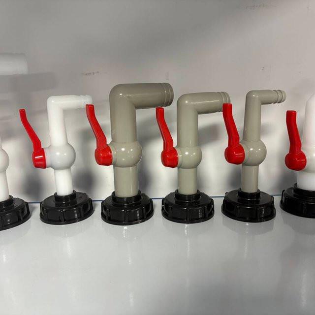 IBC-Tankadapter mit Ventilbeschlägen und Filter für die Gartenbewässerung - Bild 1