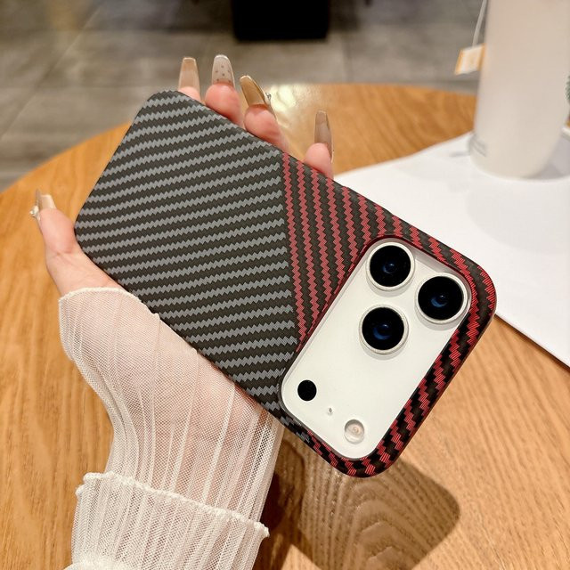 eForMobile Handyhülle aus Kohlefaser mit magnetischem Ladeschutz in Schwarz - Bild 1