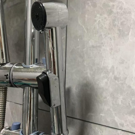 Dual-Use Badezimmer Handbrause und Badewannenarmatur mit Druckspülung, Wandmontage, Chrom-Oberfläche, Farbe: Grau/Silber