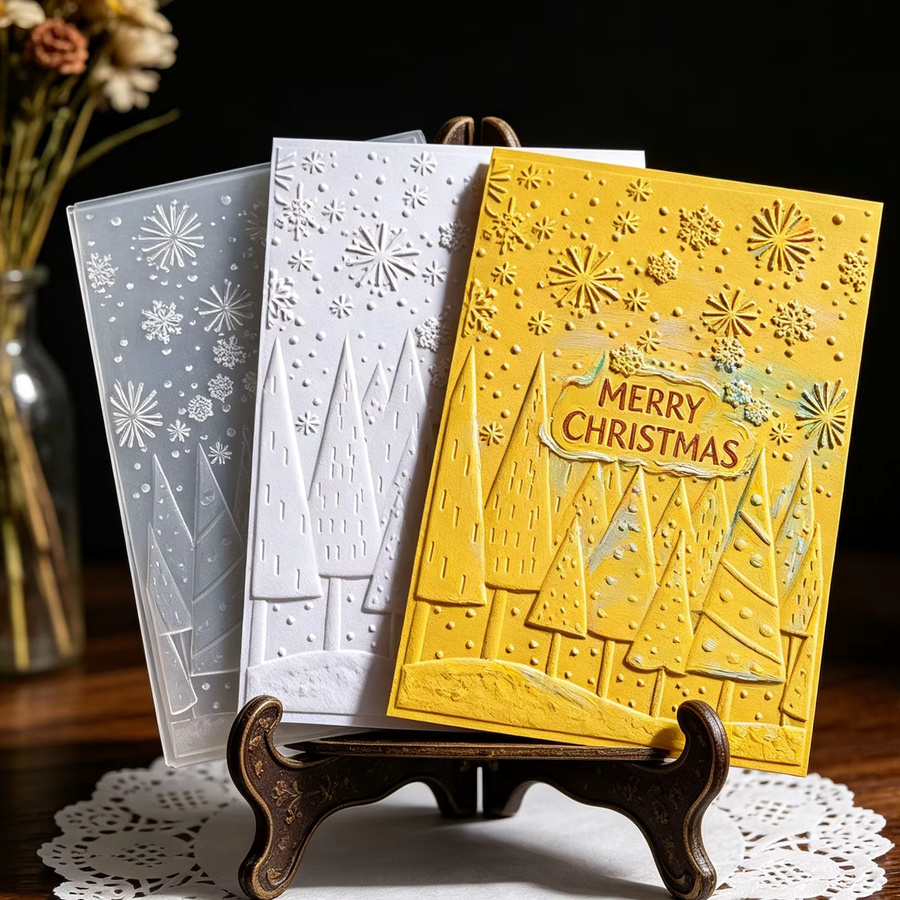 Prägewerkzeug Weihnachtliche Schneelandschaft mit Kiefern- und Schneeflockenmuster aus Kunststoff für Karten und Bastelarbeiten - Bild 4