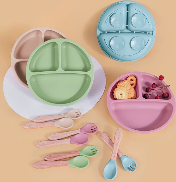 TYRY.HU 3-teiliges Baby-Fütterungsset aus Silikon mit Saugnapfteller, Löffel, Gabel und Lätzchen - Bild 1