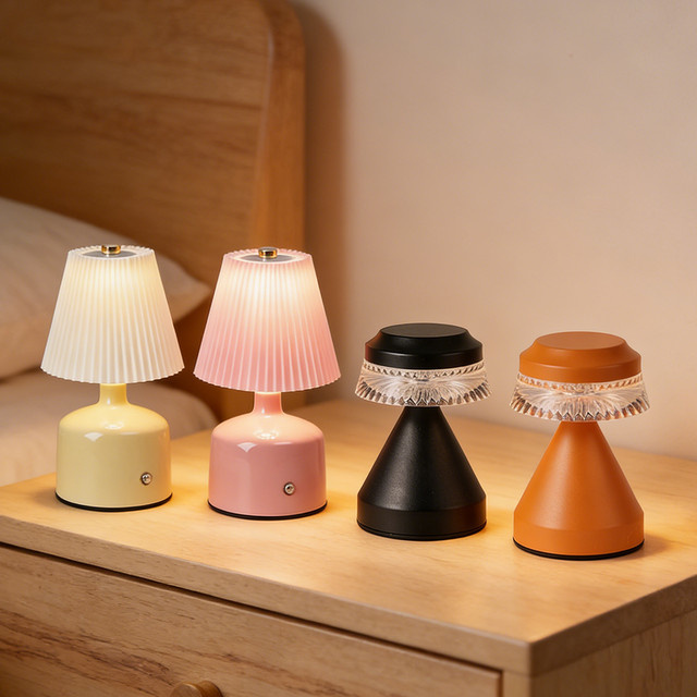 KFV LED Nachttischlampe mit Stoffschirm, dimmbar und wiederaufladbar, moderne Touch-Tischleuchte für das Schlafzimmer - Bild 1