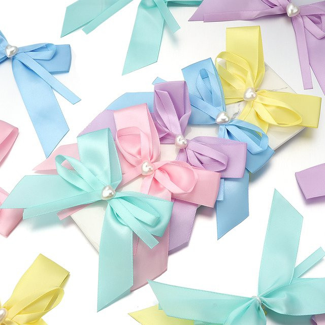 10 Stück Satin-Schleifen in Rosa und Bunt aus Polyester für Bastelarbeiten und Dekoration, Größe: 9,5-11,5 cm - Bild 1