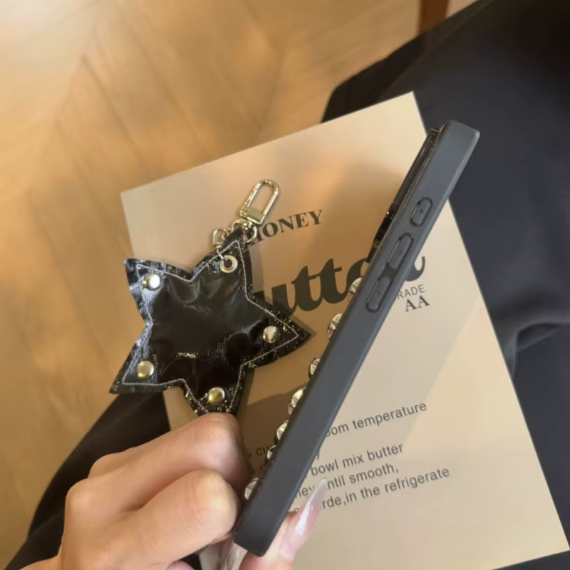 Schwarze Lederhülle mit Metallsternnieten und Sternanhänger für iPhone 17 16 15 14 13 Pro Max und 17Air, stoßfeste Handyhülle - Bild 3