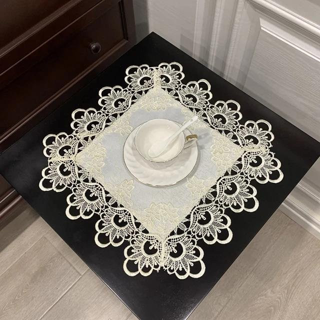 Julliette Traum Tischdecke mit floralem Muster in Weiß, B/B: 60 x 60 cm - Bild 1