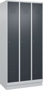 C+P Spind Classic PLUS Spind mit Sockel, 3 Abteile, Grau/Anthrazit, H: 195 cm, B: 90 cm, T: 50 cm, mit Zylinderschloss, 4 Garderobenhaken und mittiger Trennwand - Bild 1