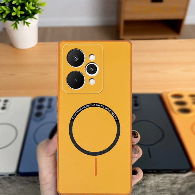 Stoßfeste magnetische Silikon-Handyhülle für Realme 15 Pro und Realme 15 5G in Schwarz und Orange - Bild 1