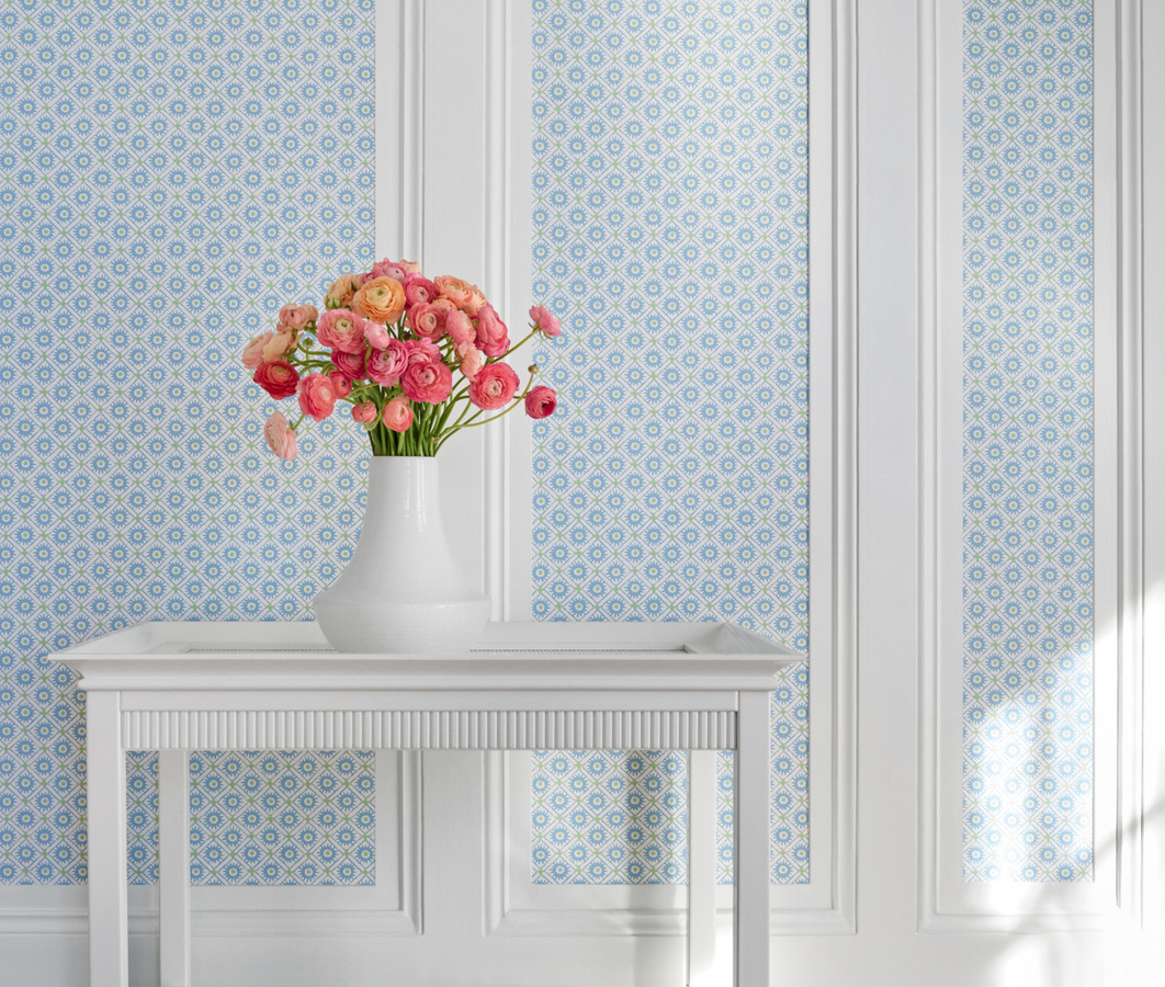 Anna French Tapete Mini Sun in Sky Blue mit abstraktem geometrischem Design aus Vlies - Bild 1