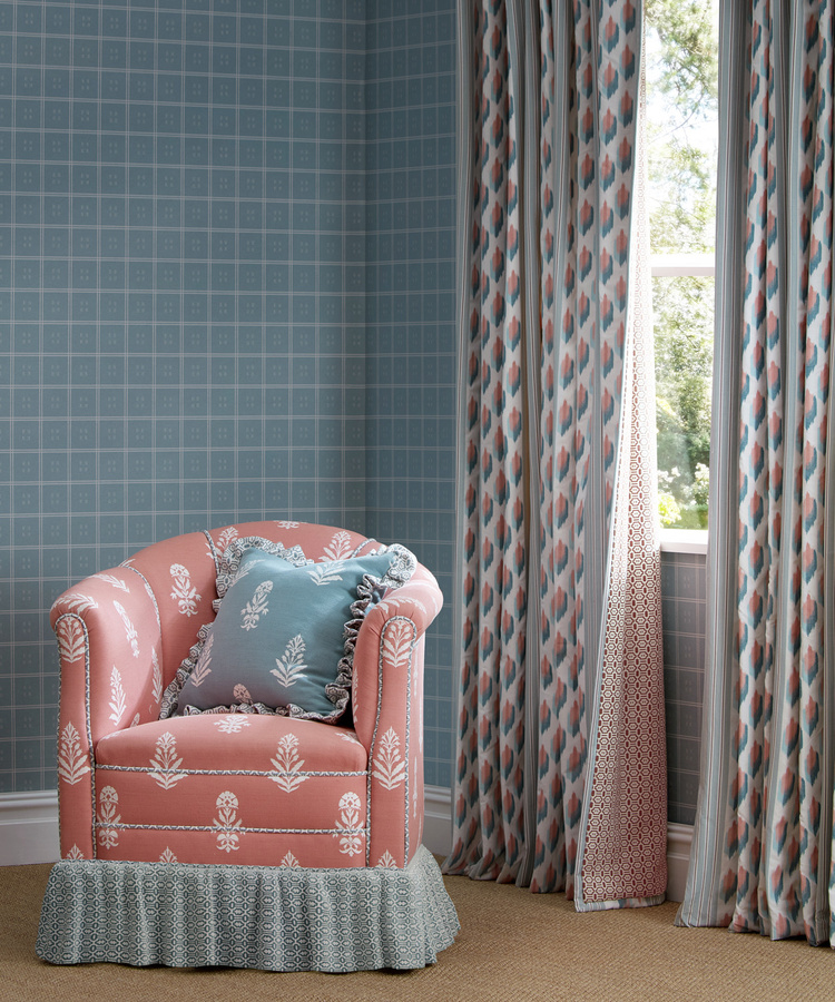 Sanderson Tapete Malay in Porcelain mit abstraktem Karo-Muster in Weiß und Blau, Vlies-Tapete - Bild 1