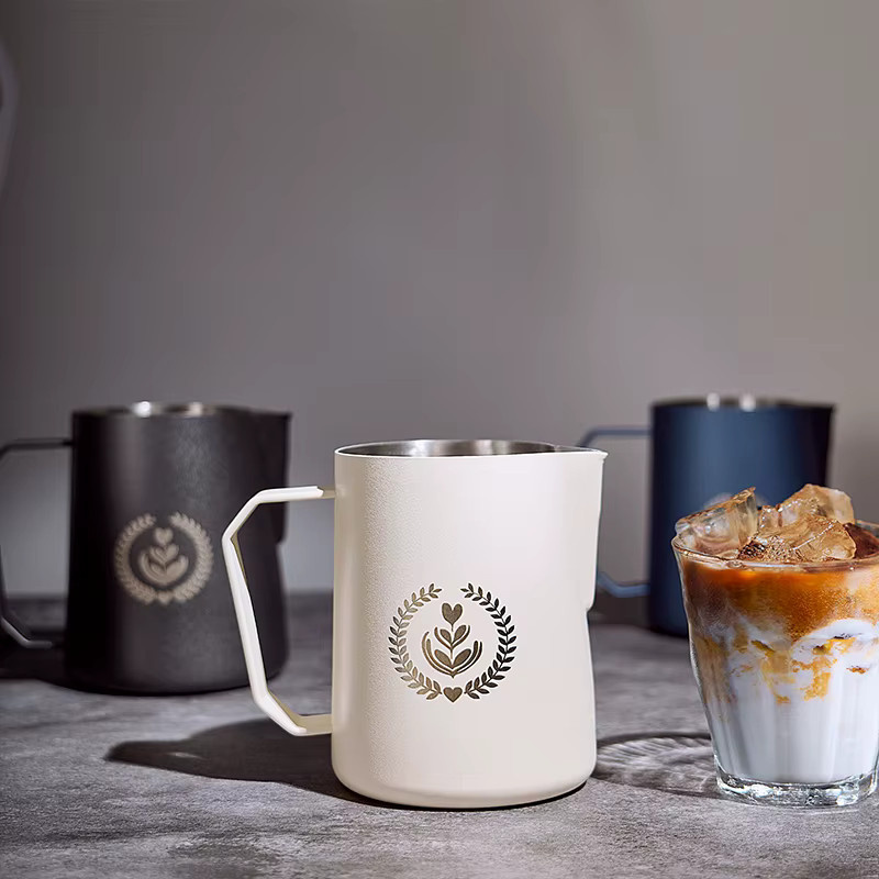 Muvna Milchaufschäumkrug aus Edelstahl für Espresso und Latte Art in Beige - Bild 4