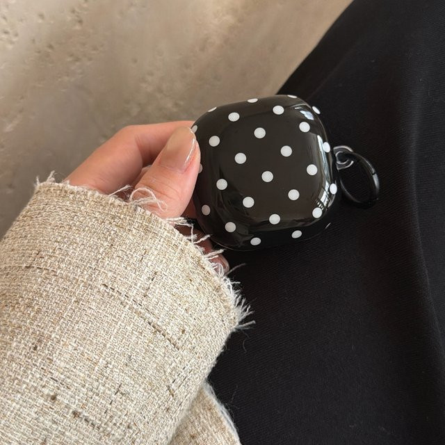 Stoßfeste Kopfhörer-Schutzhülle im koreanischen Stil mit Polka Dots und Haken für Samsung Galaxy Buds 4 Pro, 3 Pro, 2 Pro, FE und Live in Schwarz - Bild 1
