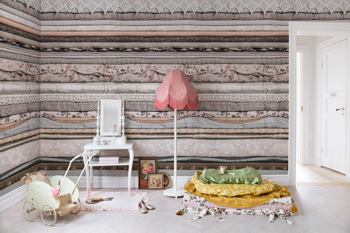 Rebel Walls Mural Her Royal Slumber Vintage Wandtapete in Grau, Beige und Multicolour - Bild 3