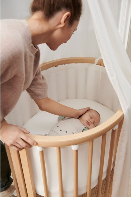 Stokke Sleepi Mini Bundle aus Buchenholz inklusive Umbausatz, 2 Matratzen, Spannbettüchern, Himmelstange und Himmel, B/T: 59 x 76,4 cm - Bild 1