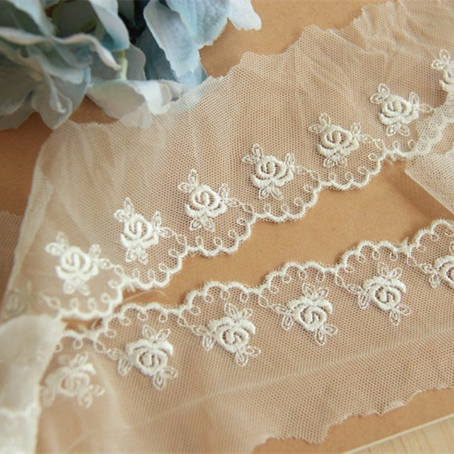 QRTRIM Bestickte Spitzenborten mit Rosen für Handarbeiten und DIY-Projekte in Weiß, Schwarz und Beige - Bild 1