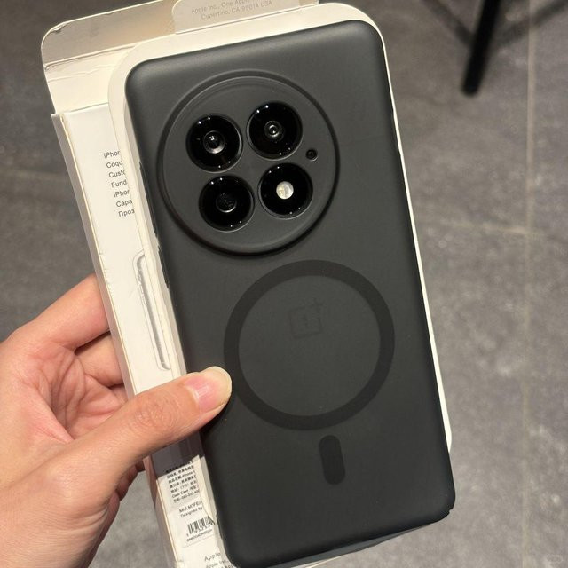 Ultra-dünne matte MagSafe Schutzhülle für OnePlus Modelle in Schwarz - Bild 1