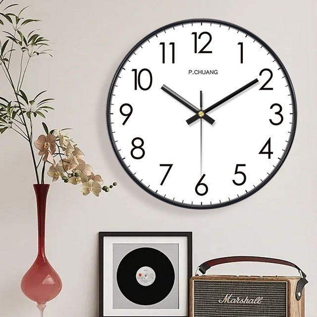 P.chuang Wanduhr aus Quarz in Schwarz oder Weiß, moderne runde Wanduhr mit geräuschlosem Mechanismus und großen Zahlen, Durchmesser: 30,48 cm - Bild 1