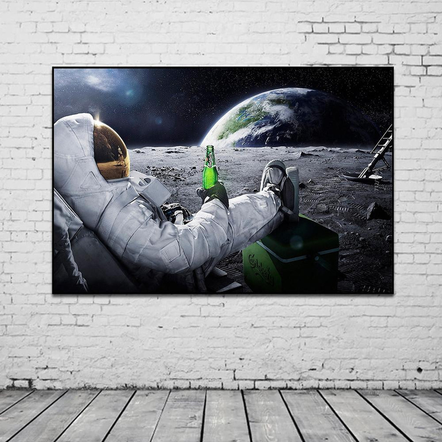 Moderne Leinwandmalerei PanitingArt Astronaut trinkt Bier auf dem Mond, Breite: 40 cm, Höhe: 60 cm, Farbe: Gelb - Bild 1
