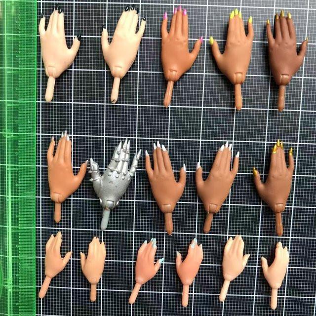 ROUND YUAN LOL Surprise Ersatz Hände mit Nagellack, Zubehör, Weiß Braun Schwarz - Bild 1