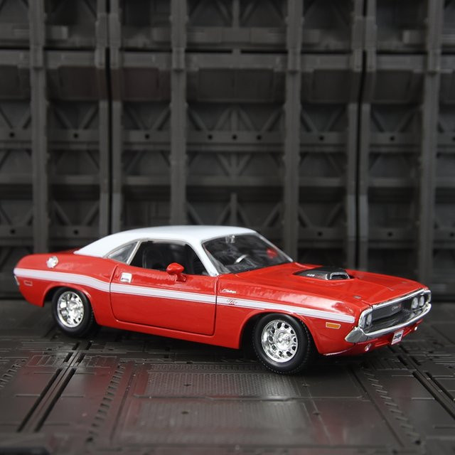 Maisto Dodge Challenger R/T Coupé 1970, Legierungsautomodell, 1:24, Rot - Bild 1