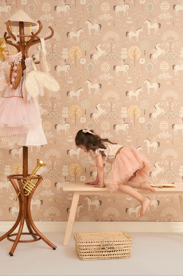 Majvillan Tapete True Unicorns in Old Pink für das Kinderzimmer aus Vlies mit Natur- und Tiermotiven im skandinavischen Design - Bild 1