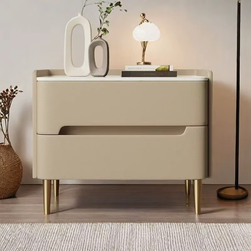 Moderner Nachttisch von MOYU mit glänzender Glasplatte und goldenen Metallbeinen für dein Schlafzimmer - Bild 2
